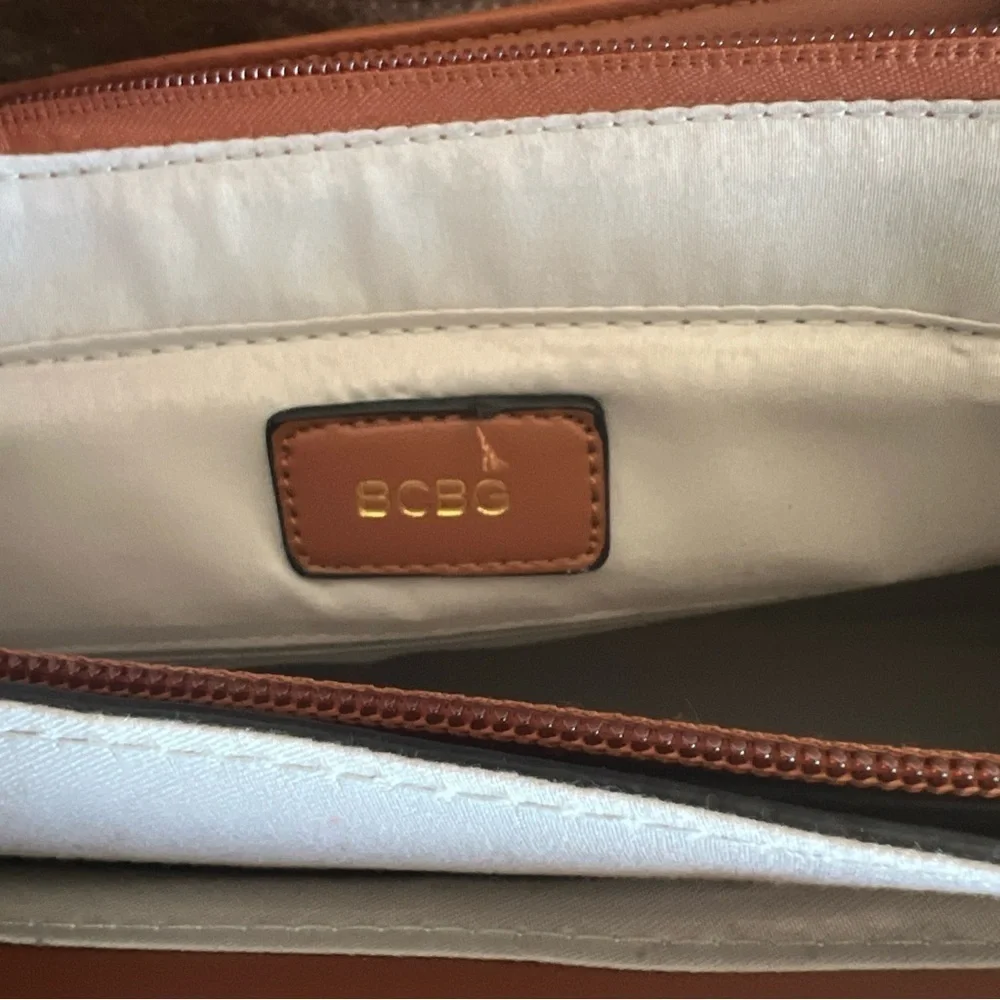 EUC Women's BCBG Camelia‎ Satchel!!